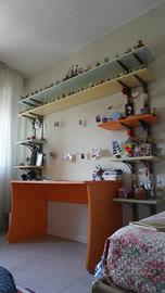 Scrivania con mensole