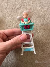 Kelly sul seggiolone Barbie