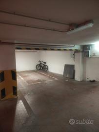 Posto auto + moto ZTL coperto/ cancello automatico