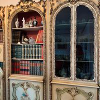 LIBRERIA IN LEGNO CON LAVORAZIONE FLOREALE