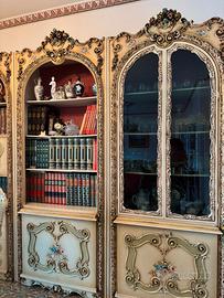 LIBRERIA IN LEGNO CON LAVORAZIONE FLOREALE