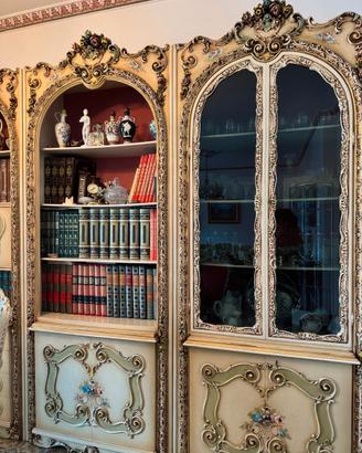 LIBRERIA IN LEGNO CON LAVORAZIONE FLOREALE
