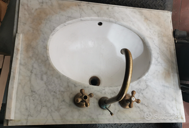 Lavabo in marmo ceramica vintage con rubinetteria