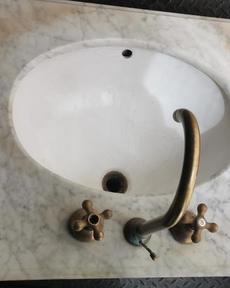 Lavabo in marmo ceramica vintage con rubinetteria