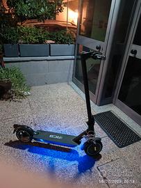 monopattino elettrico  30 km/h  30/40 km autonomia