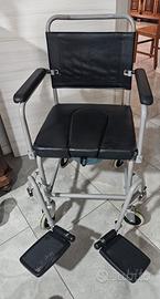 Sedia a rotelle fissa con buco
