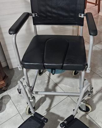 Sedia a rotelle fissa con buco