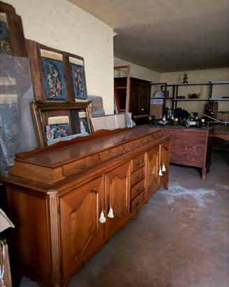 Svuotamento magazzino mobili in legno, lampadari..