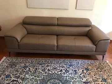 Divano in pelle anilina completo di Pouf “NICOLINE