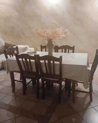 Tavolo in legno e 6 sedie