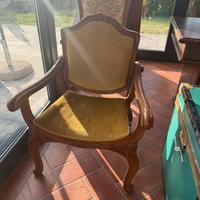 Poltroncina vintage in legno con braccioli