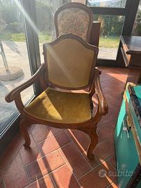 Poltroncina vintage in legno con braccioli