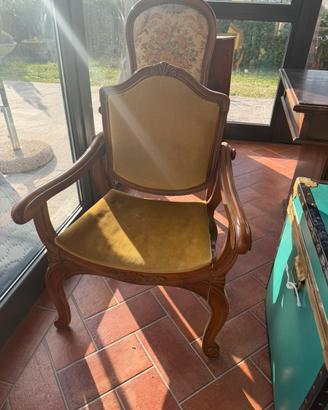 Poltroncina vintage in legno con braccioli