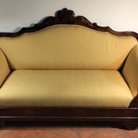 Divano '800 in noce elegante appena restaurato 