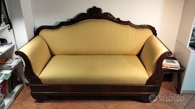 Divano '800 in noce elegante appena restaurato 