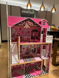 Casa delle bambole in legno