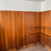 Pannallatura in noce con mensole