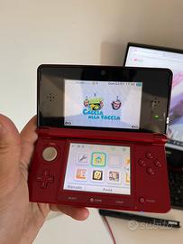 Nintendo 3DS con caricabatteria e SD