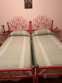 Due letti in ferro vintage