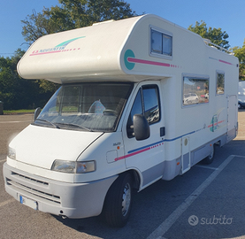 Camper con grande garage