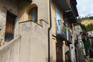 Porzione di casa su tre livelli, vicino Soverato