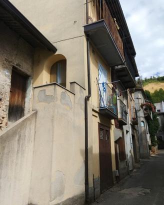 Porzione di casa su tre livelli, vicino Soverato