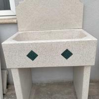 Pila-lavabo in cemento bianco levigato .