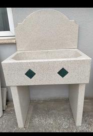 Pila-lavabo in cemento bianco levigato .