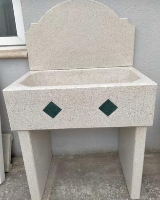 Pila-lavabo in cemento bianco levigato .