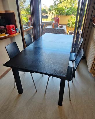 Tavolo innlegno nero allungabile e sedie