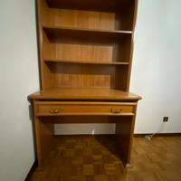 Scrivania con libreria