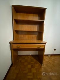 Scrivania con libreria