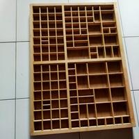 Vecchi cassetti da tipografo