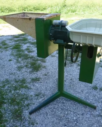 Mulino per cereali con sgrana pannocchie