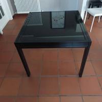 Tavolo in vetro 
Colore Nero
Allungabile