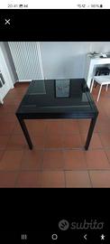 Tavolo in vetro 
Colore Nero
Allungabile