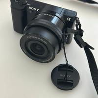 sony a5100 + obiettivo 16-50 mm + custodia