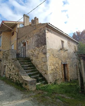 Casale in pietra con piccolo giardino