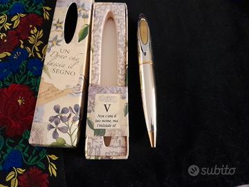 penna sfera da borsetta con la lettera V