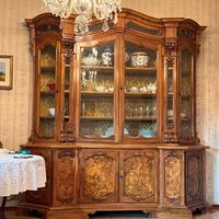 Credenza in legno con vetrina