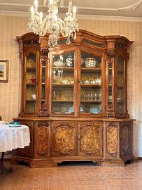 Credenza in legno con vetrina