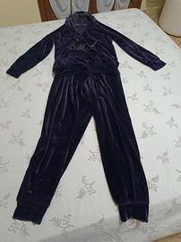 Tuta donna ciniglia colore prugna scuro.