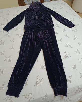 Tuta donna ciniglia colore prugna scuro.