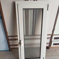 infisso in alluminio di colore bianco 