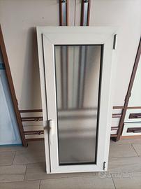 infisso in alluminio di colore bianco 