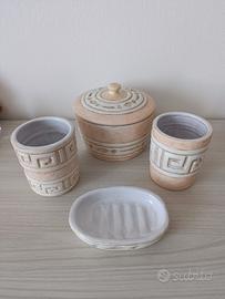 Set di accessori da bagno in ceramica artigianale.