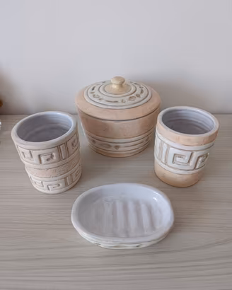 Set di accessori da bagno in ceramica artigianale.