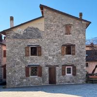 Iconica casa in pietra NIsmozza / Ventasso