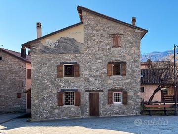 Iconica casa in pietra NIsmozza / Ventasso