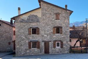 Iconica casa in pietra NIsmozza / Ventasso